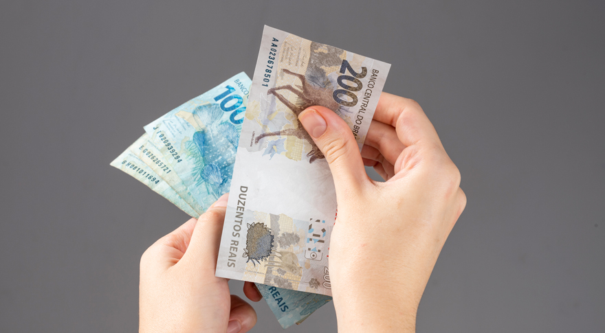 Como desbloquear salário retido pelo banco